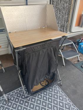 Demontabel keukenkastje met windscherm.
