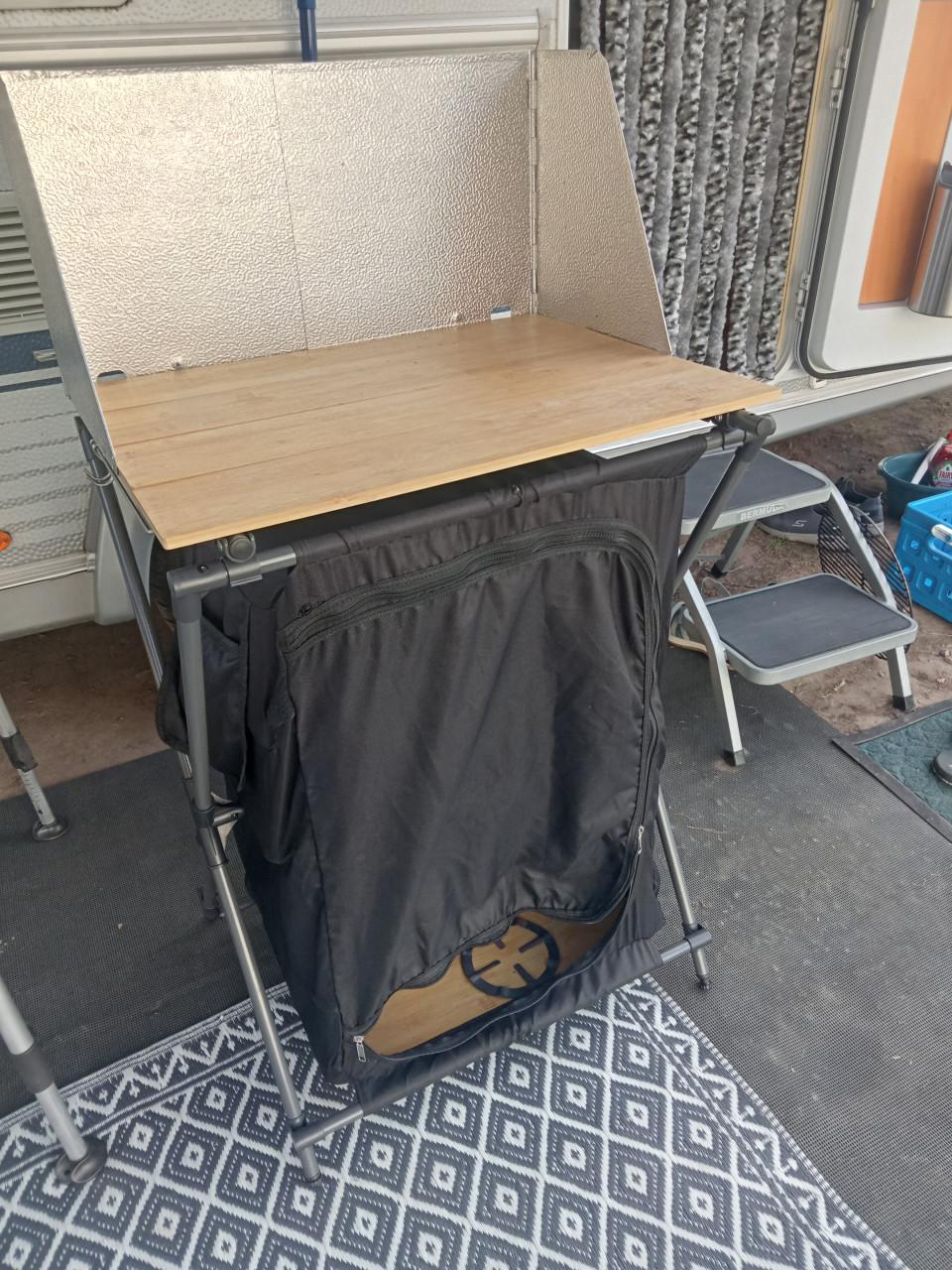 Demontabel keukenkastje met windscherm.