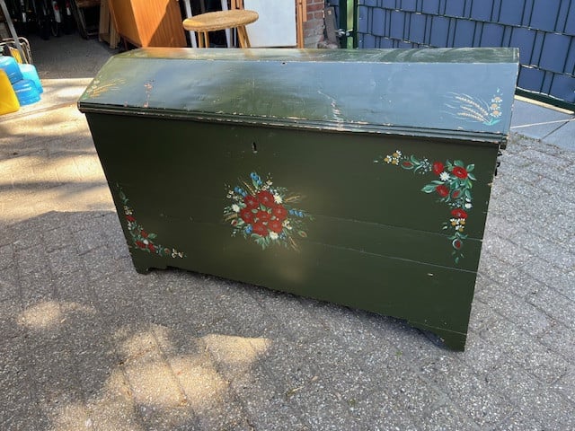 Dekenkist beschilderd