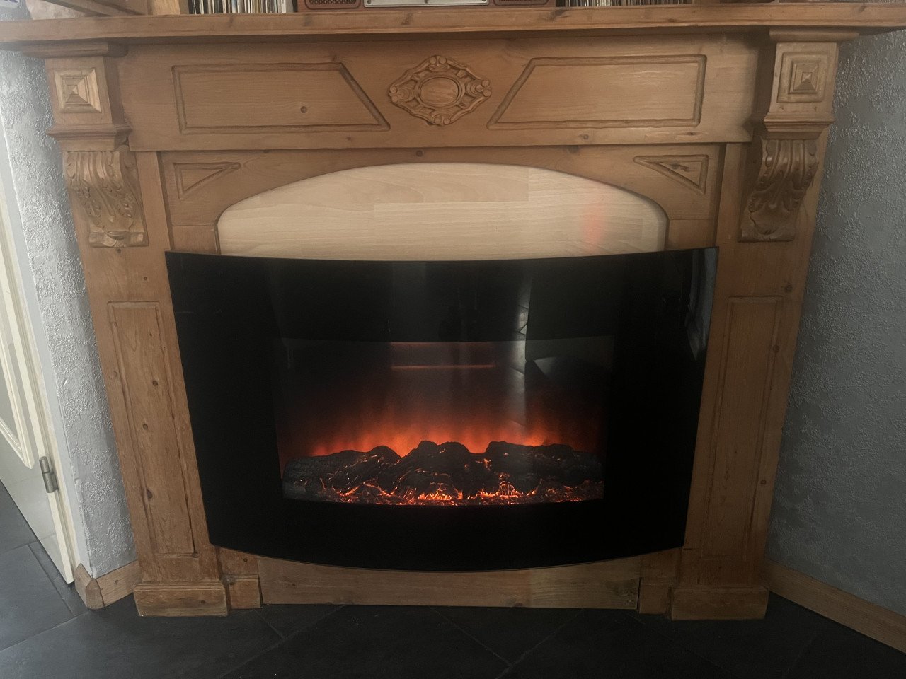 Houten haardombouw met bovenkast