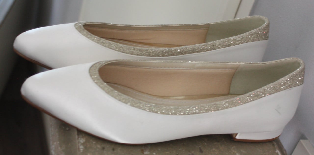 Nieuwe punp satijn wit met gouden glitterrand maat 6