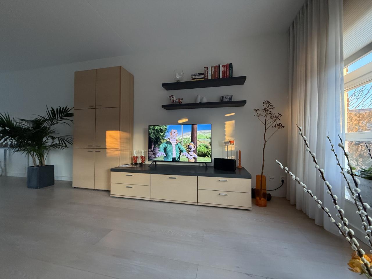 Moderne kastenwand met tv meubel en planken