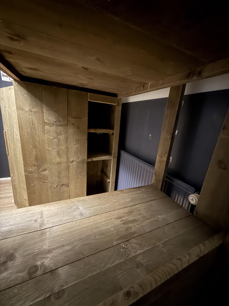 Stoere VanLonden Hoogslaper incl. bureau/kastruimte.