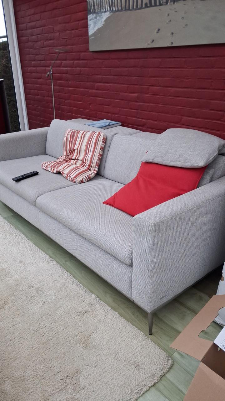 Moderne 3 zitsbank en hocker