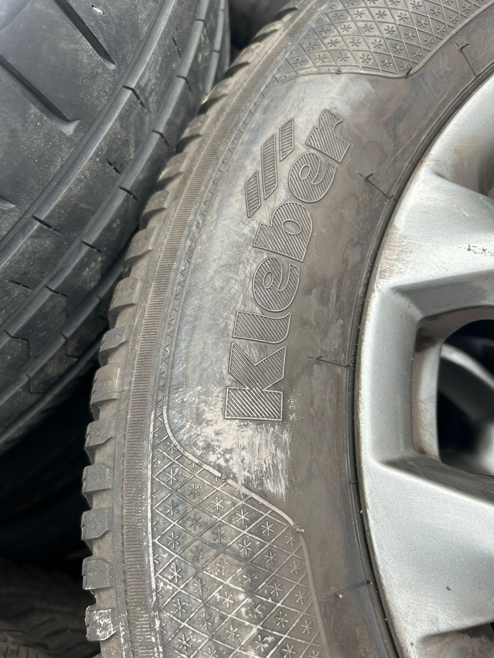 MAZDA ALUMINIUM VELGEN MET KLEBER KRISALPHP3 BANDEN