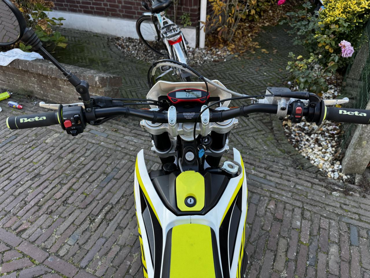 Beta RR50 track geel