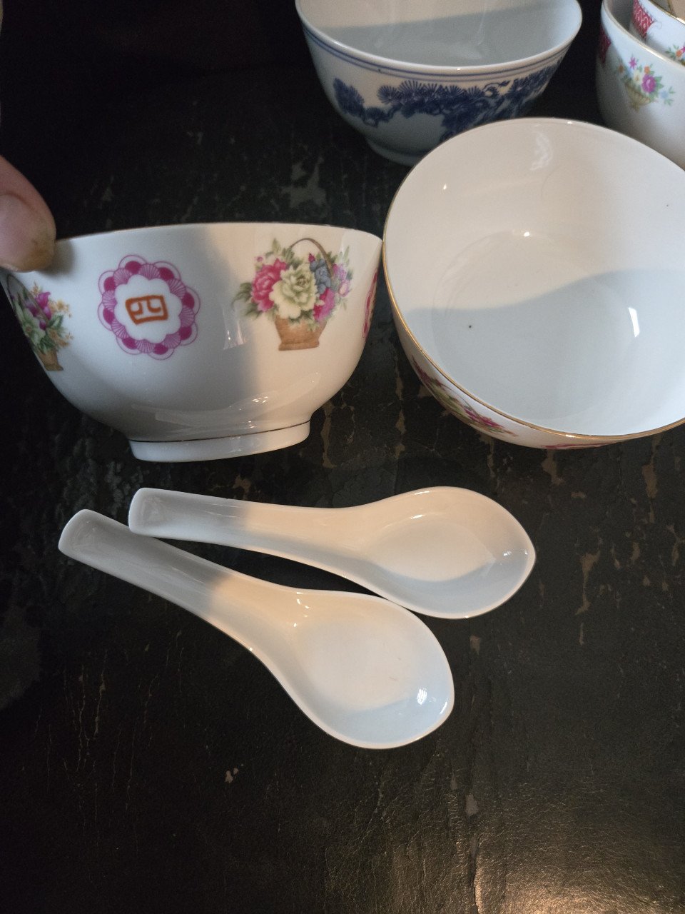 Set van 7 rijstkommen. 6 x 11.5 cm 1 x 9.5 cm doorsnee.