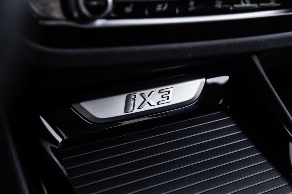 BMW Ix3 high executive 80 kwh panoramadak / carplay / bruin leer / navi