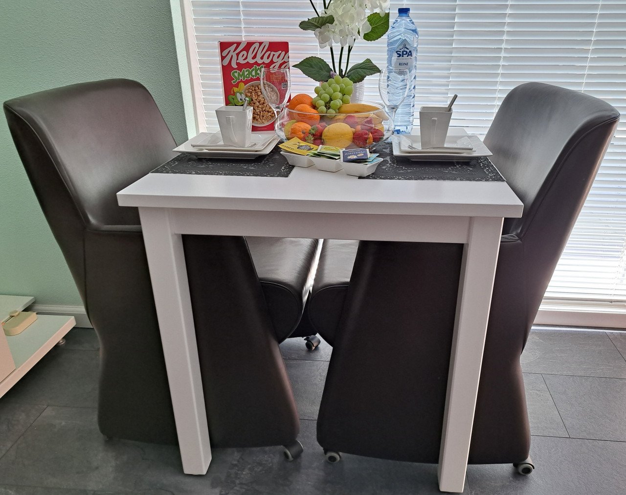 Witte zware tafel - (b) 74 x (d) 74 x (h) 75 cm