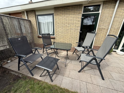 Te koop aangeboden: tuinset bestaande uit 4 stoelen, voetenbankje en tafel