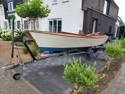 Houten zeilboot merk TOP 595 te koop.