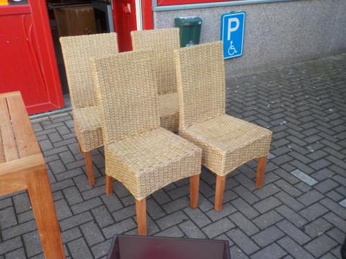 4 mooie kwaliteit stoelen met kussens in zeer goede staat setprijs 75 euro