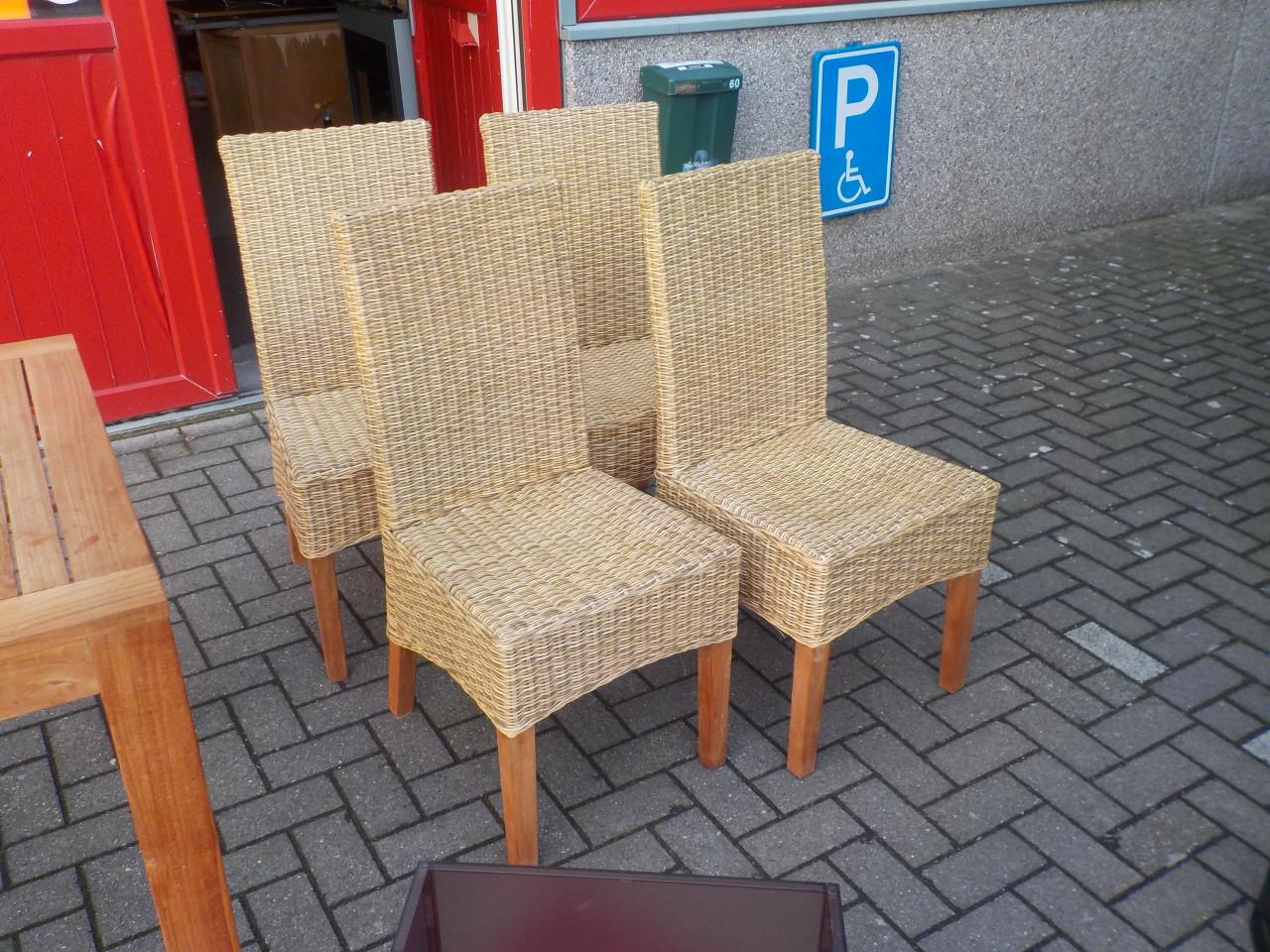 4 mooie kwaliteit stoelen met kussens in zeer goede staat setprijs 75 euro