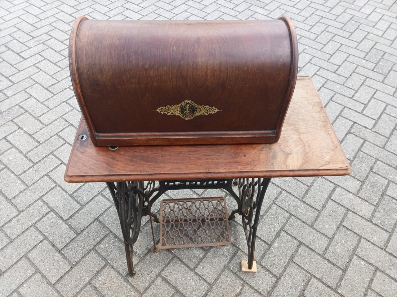 Antiek naaimachine met onderstel
