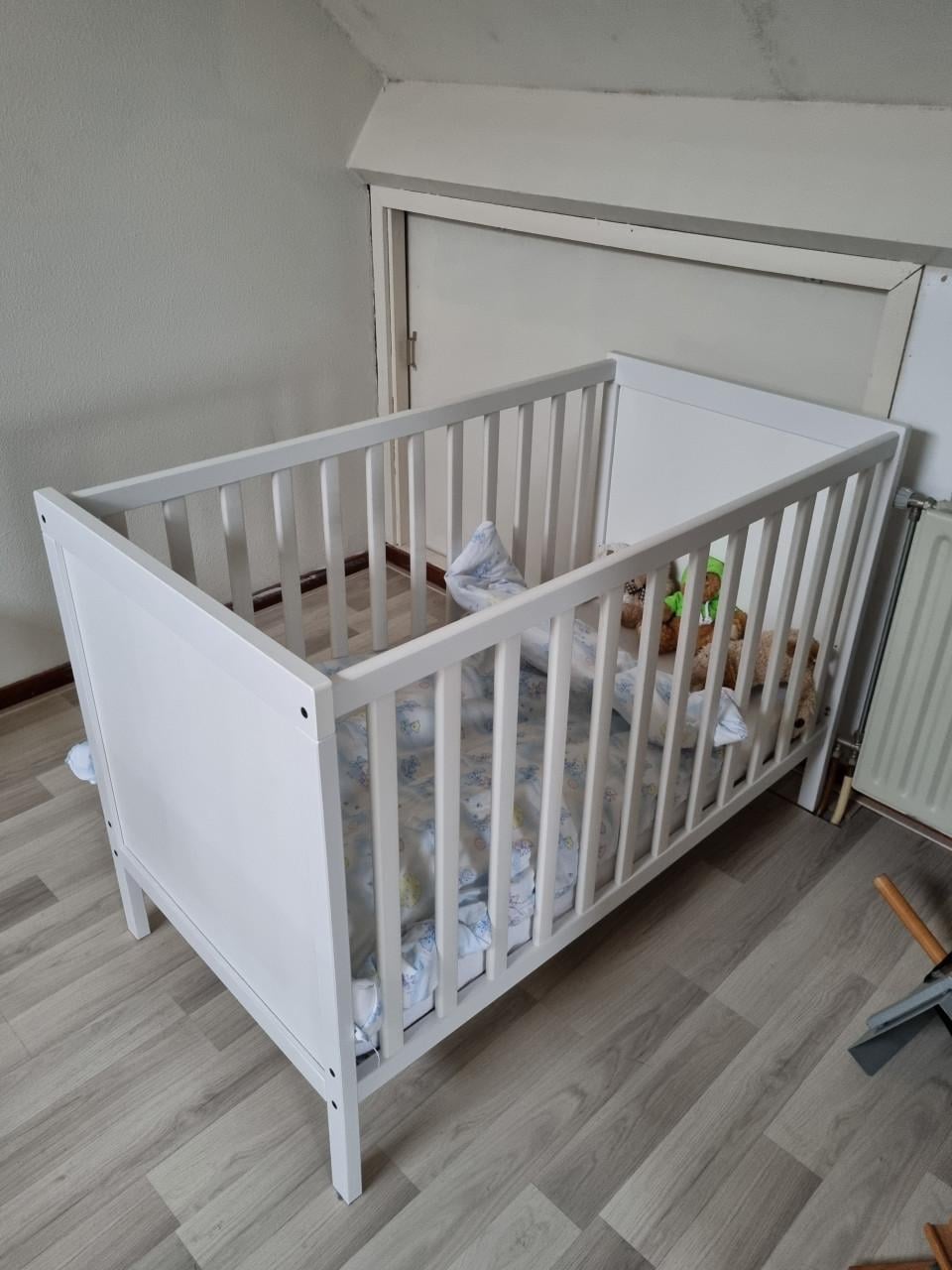 Te koop mooi kinderledikantje wit met matrasje