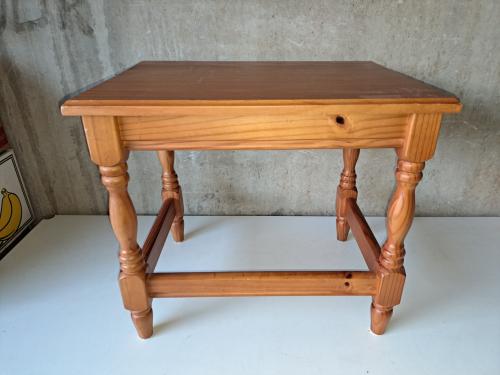Te koop grenen bijzettafeltje