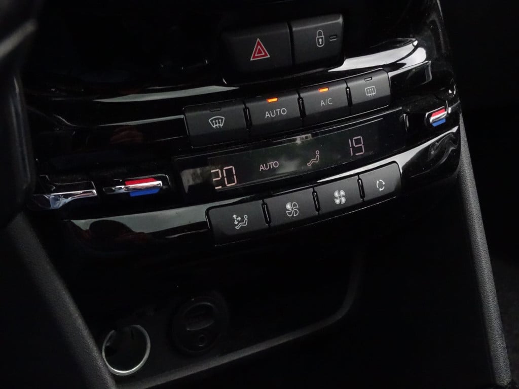 Peugeot 2008 1.2 puretech gt-line | pano | trekhaak | bluetooth | navi