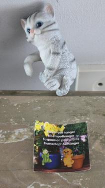 Nieuwe bloempot hanger grijze kat