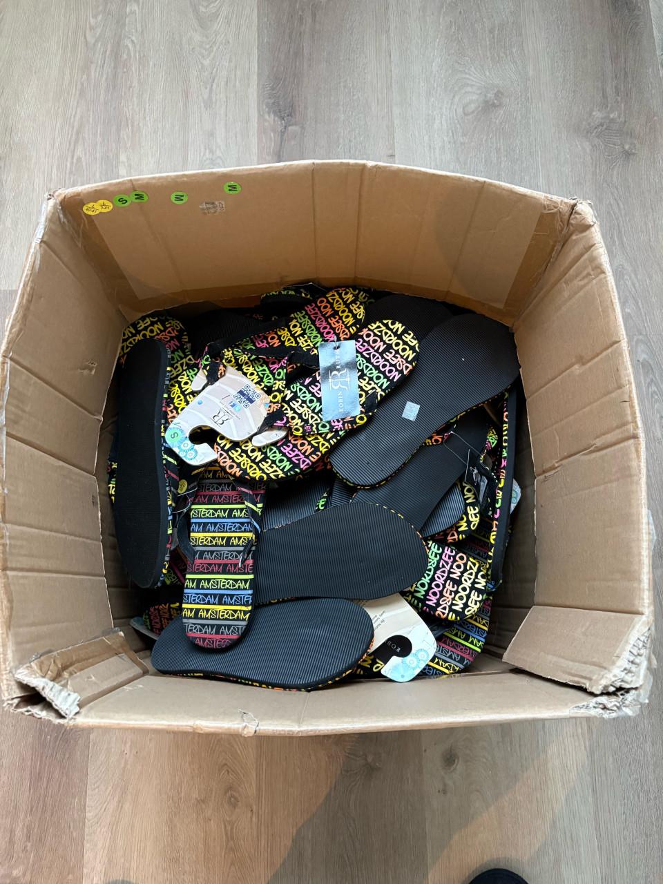 Partij slippers 34paar diverse maten