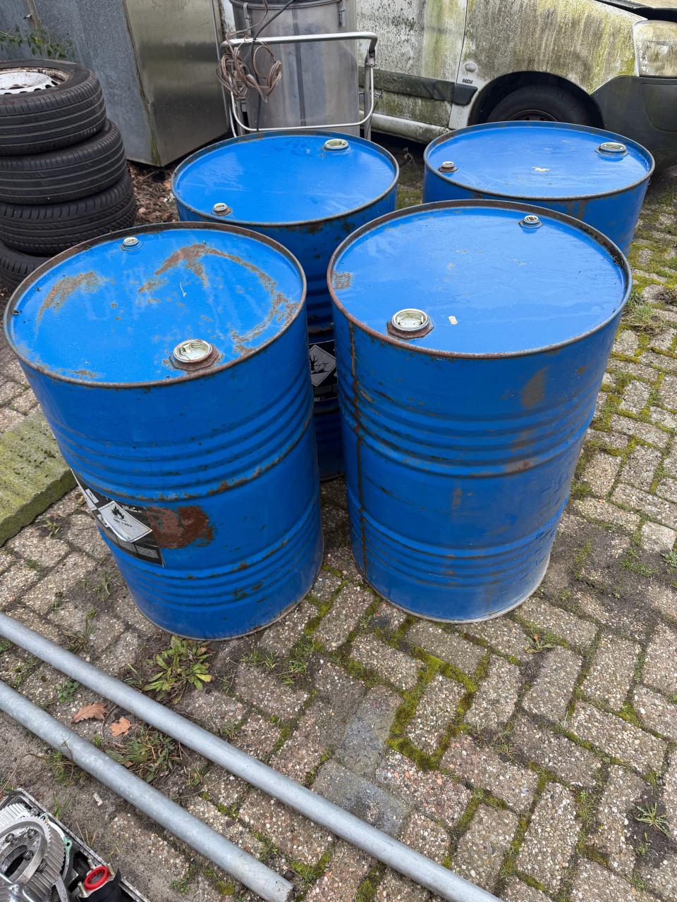 4x 210liter vat schoon van binnen.