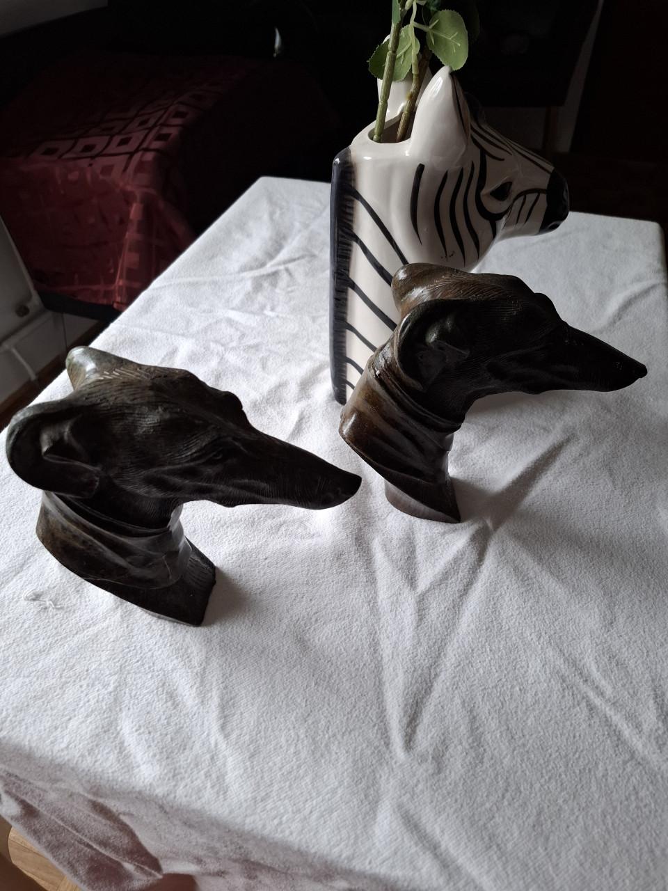 Verzameling oud glaswerk jaren 50 en 2 koppen hazewindhonden