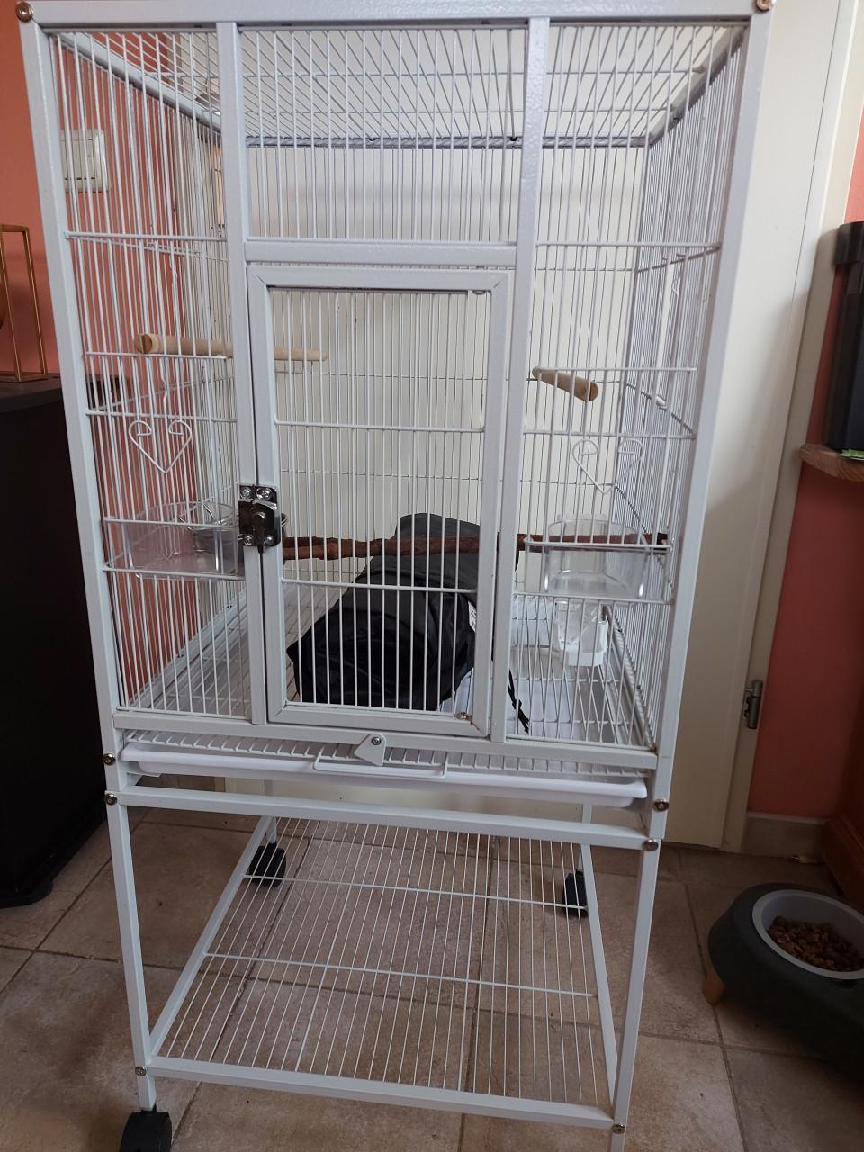 Mooie stevige verrijdbare vogelkooi