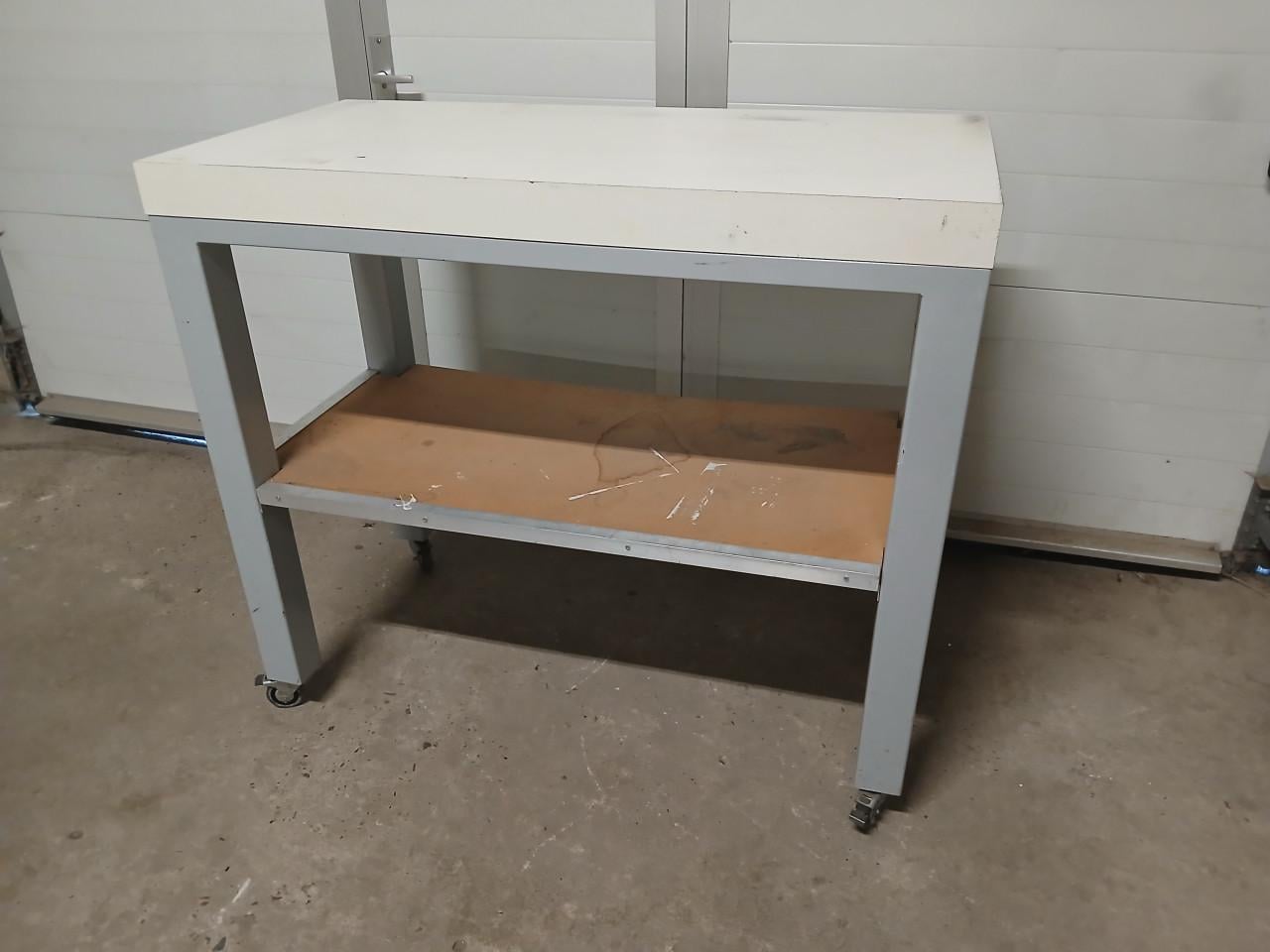 Mobiele werktafel, werkbank voor schuur, garage of werkplaats.