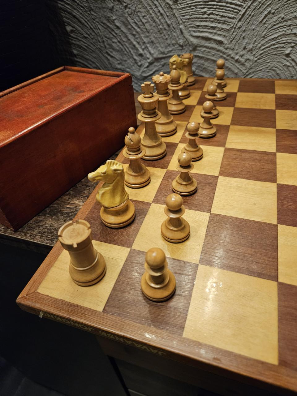 Prachtig groot houten schaakspel met houten opbergdoos