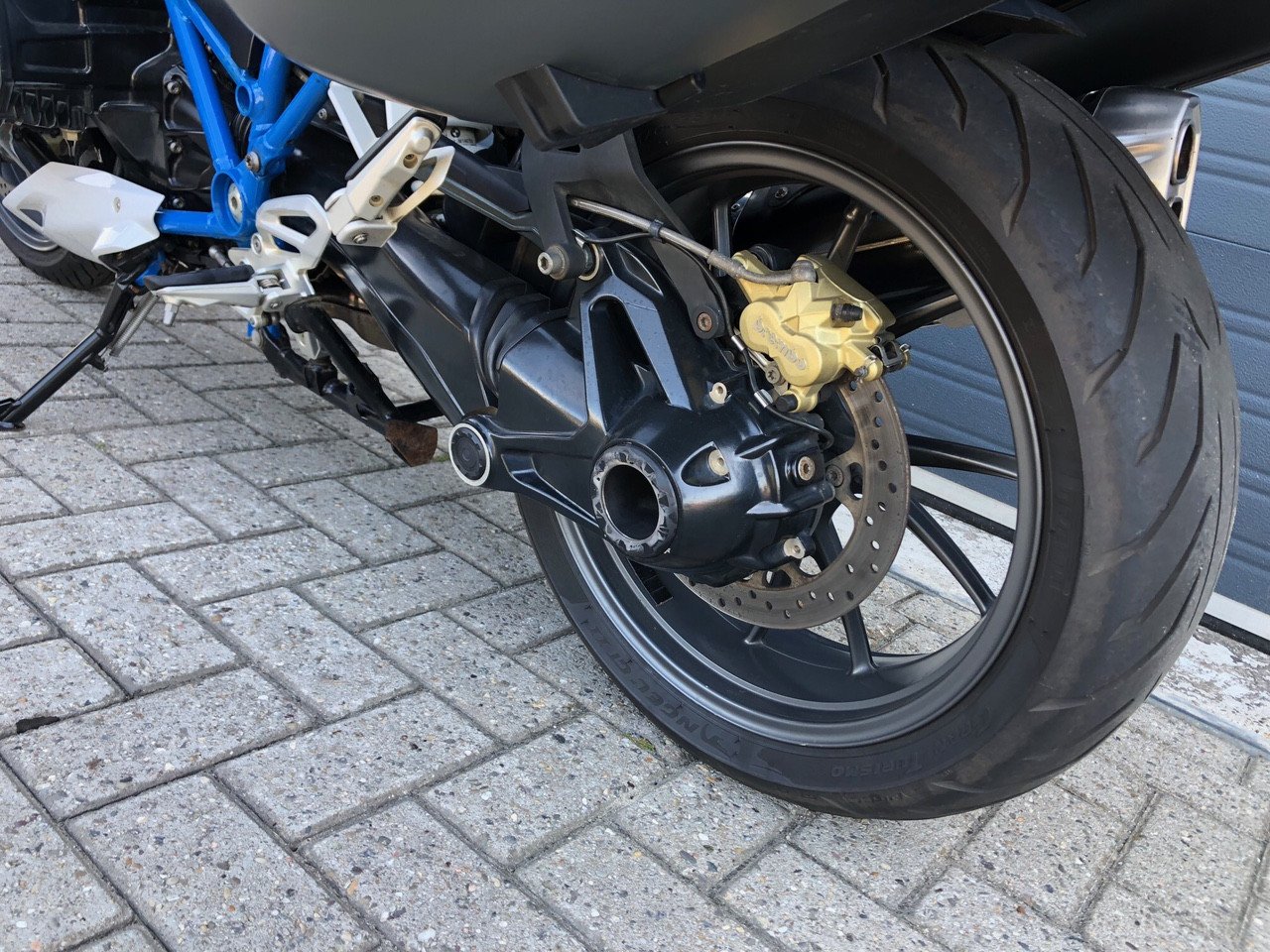 BMW R1200R LC uit 2017 met 65 dkm, full-option, kofferset, etc €8995,-