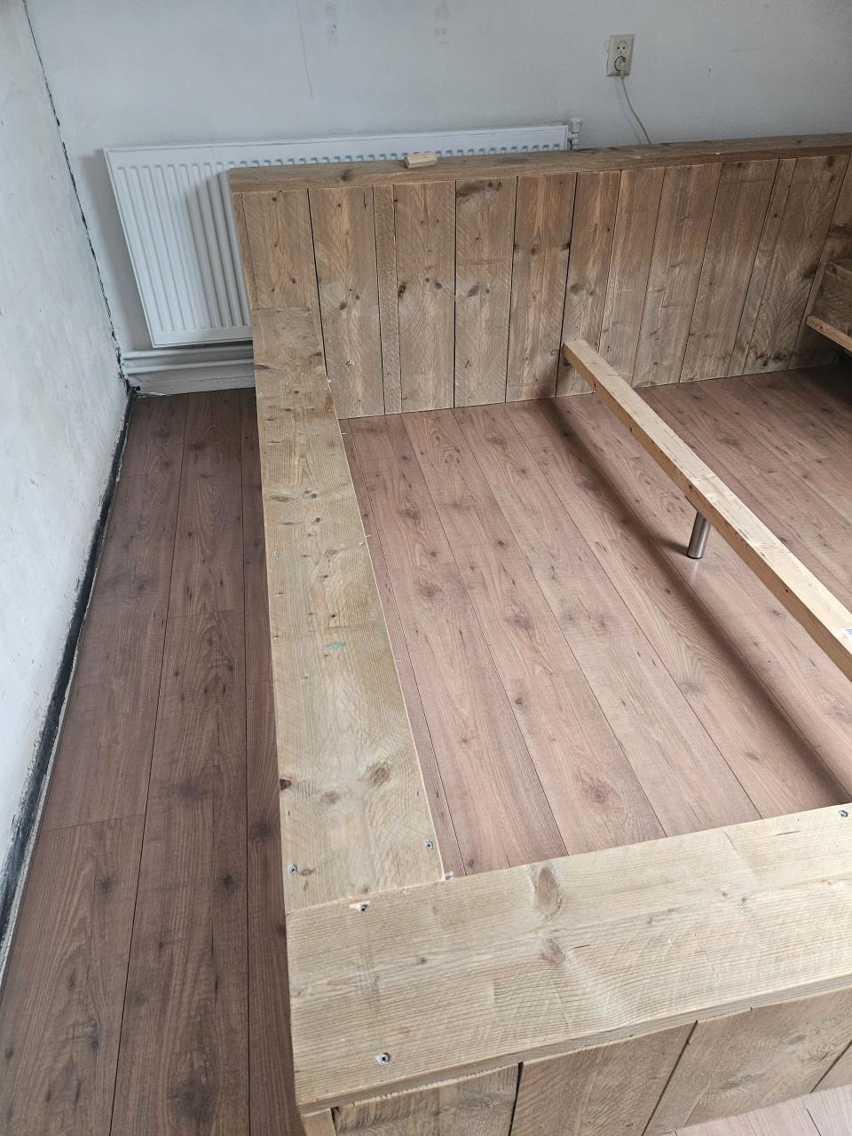 Tweepersoonsbed van steigerhout 180 bij 200