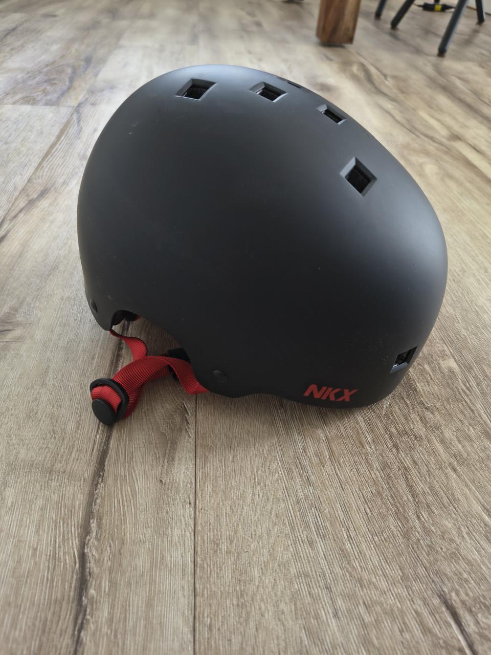 Prachtige zwarte fietshelm NKX, skatehelm, step helm, maat L