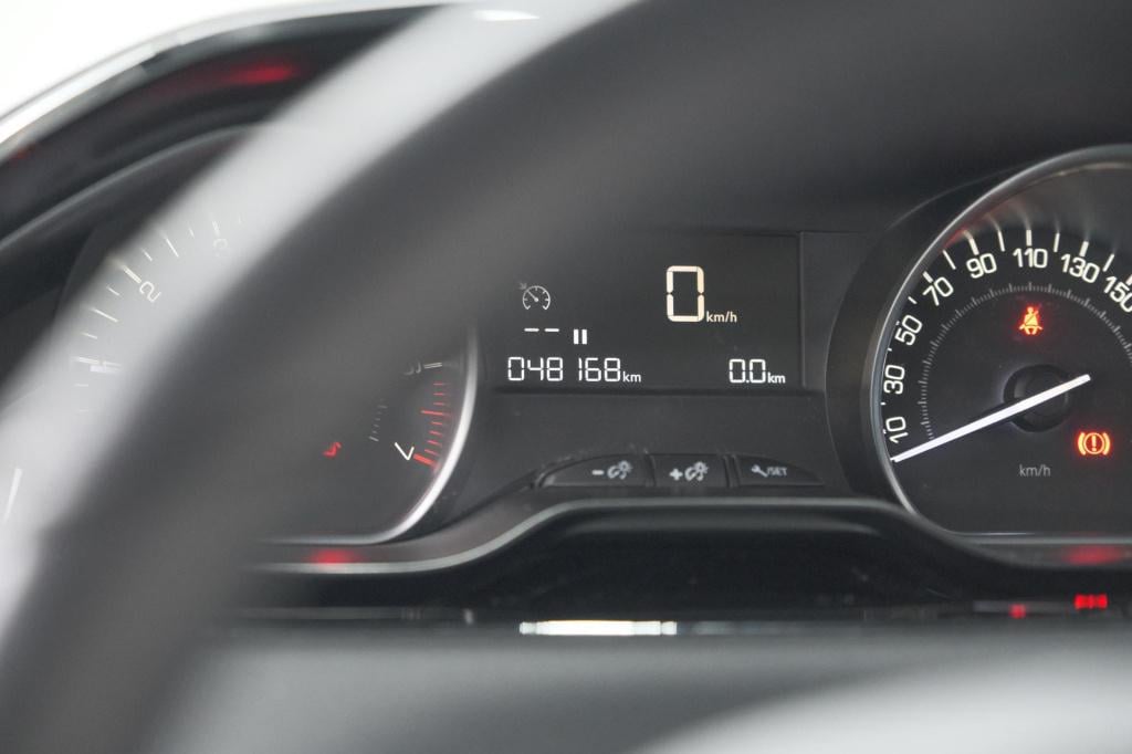 Peugeot 208 puretech 82 signature | allseason banden | navigatie | parkeers