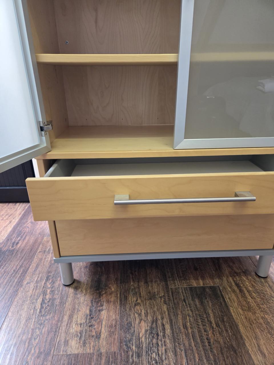 Praktische, compacte vitrine/boekenkast (IKEA)