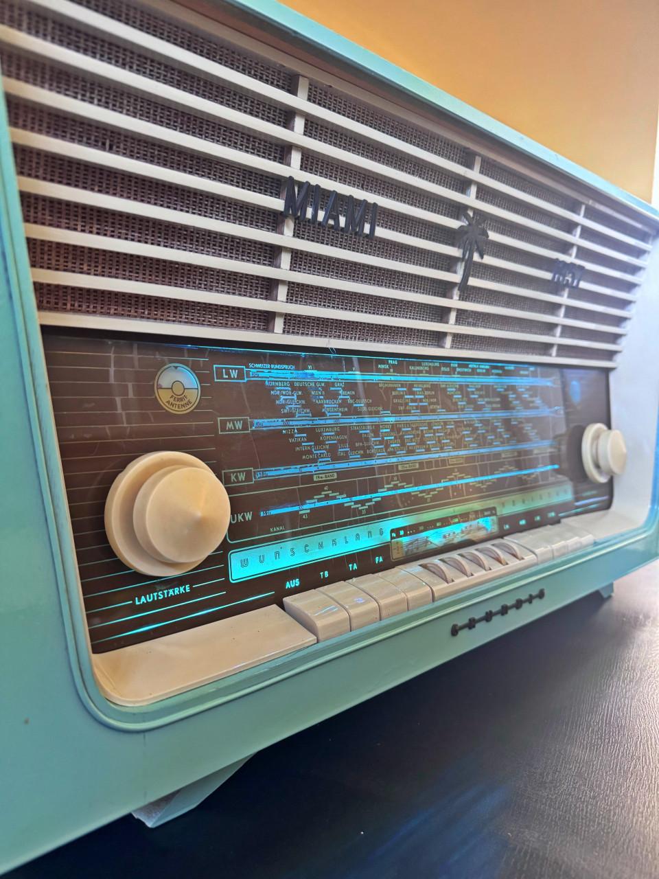 Prachtige oude radio met Bluetooth