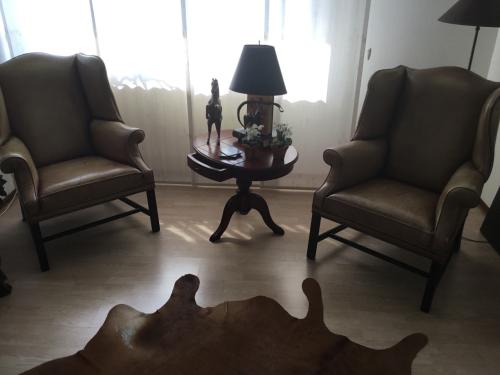 2 stuks Leren / oor faiteuils. Beige / bruin.