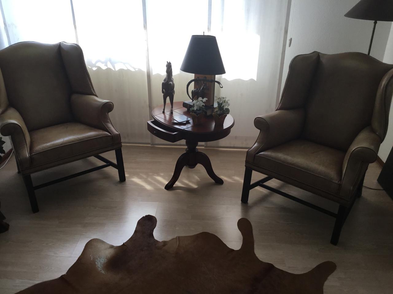 2 stuks Leren / oor faiteuils. Beige / bruin.