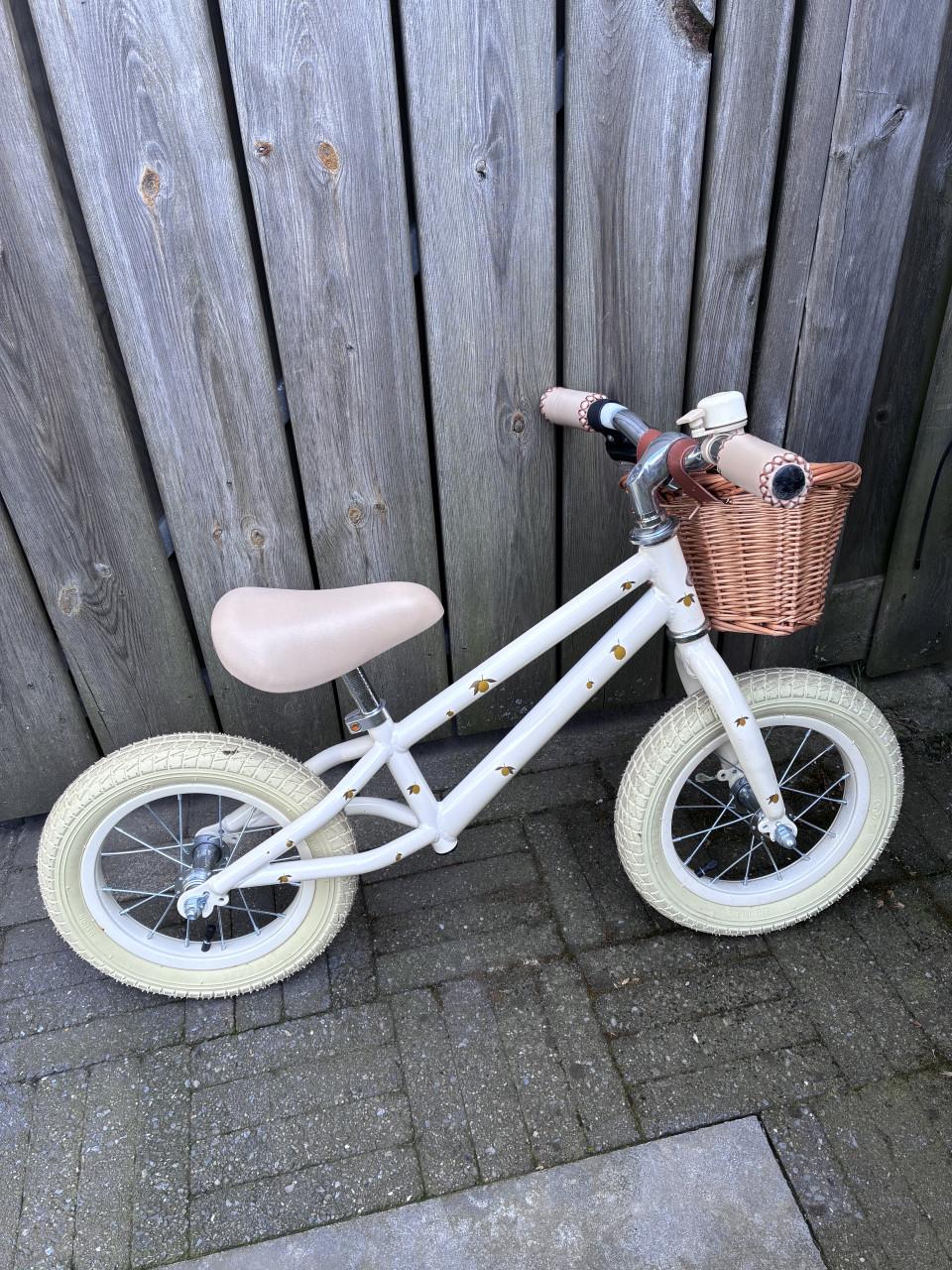 Loopfietsje met mandje en bel