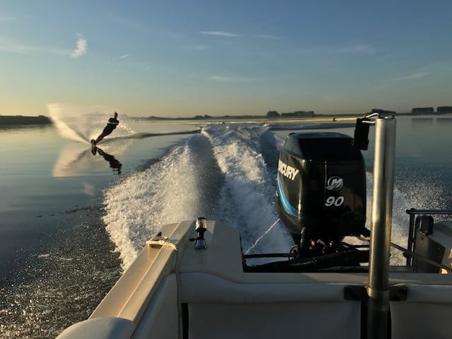 Speedboot Beekman 440 met supervette motor, zwemtrap, zonnescherm, trailer,
