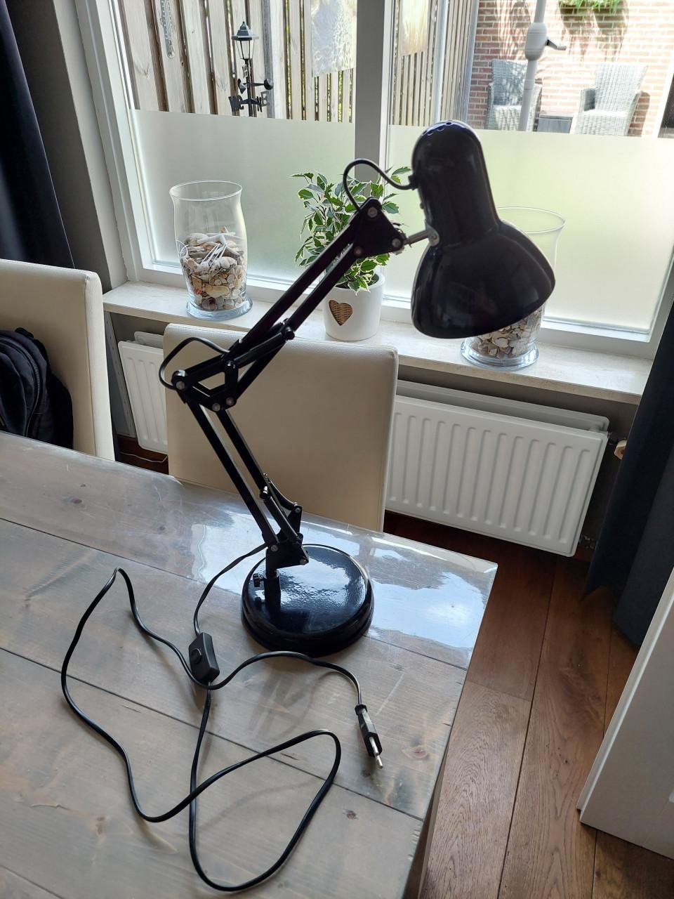 Zwarte bureaulamp in zeer goede staat