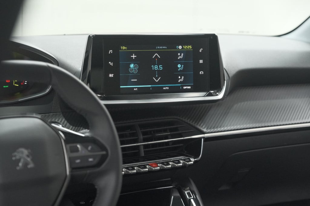 Peugeot 208 ev allure 50 kwh | 3 fase laadfunctie | parkeersensoren | apple