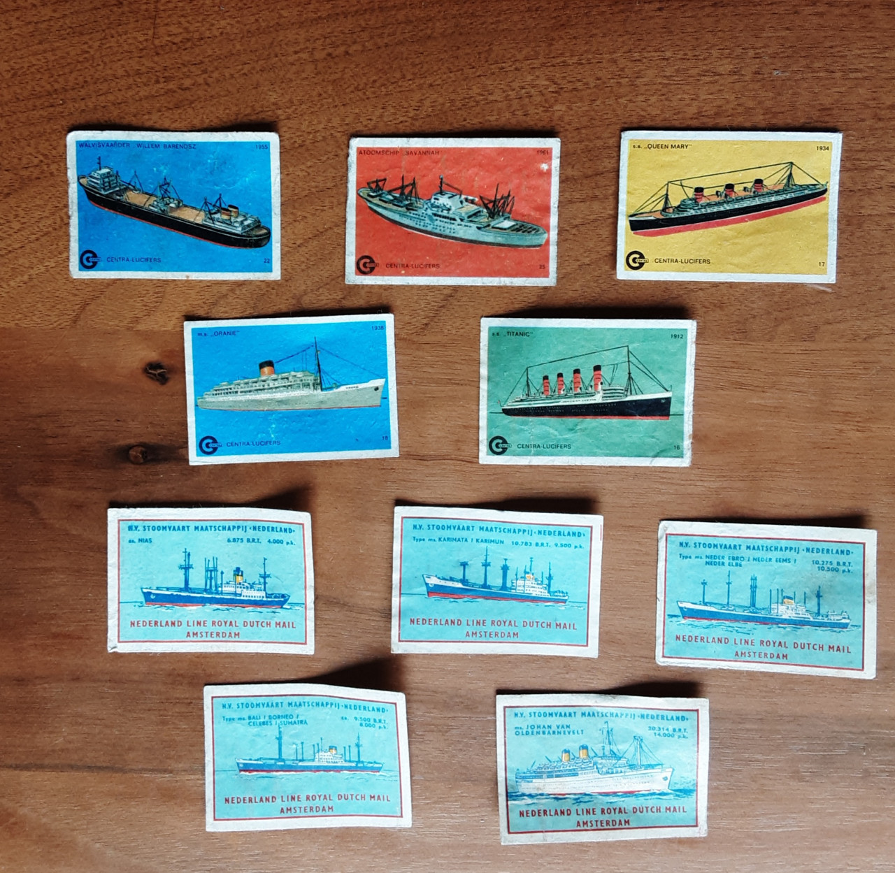 Grote selectie plaatjes luciferdoosjes o.a. vliegtuigen, oldtimers, schepen