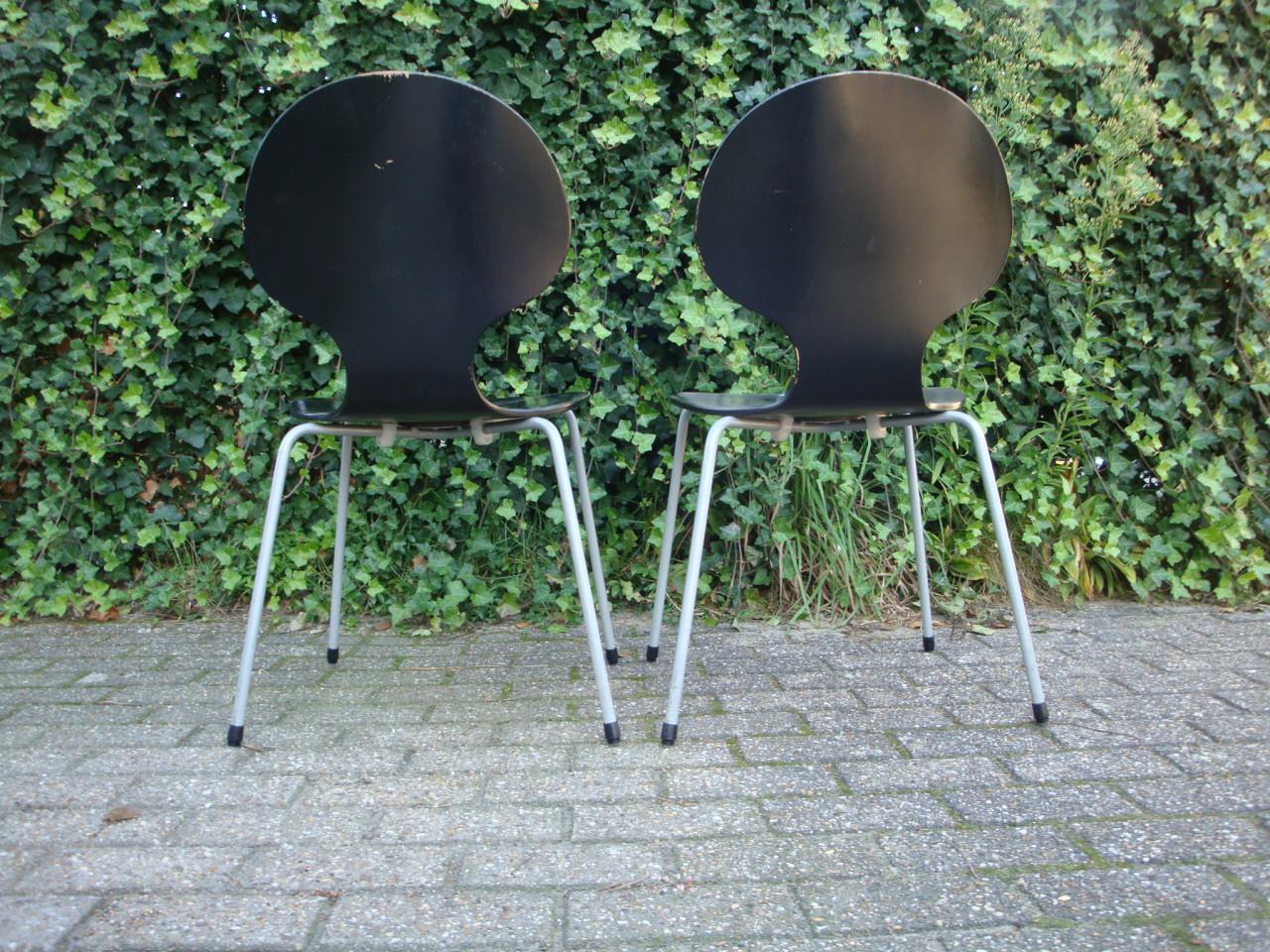 TWEE VINTAGE KUIPSTOELTJES. GRATIS !!!
