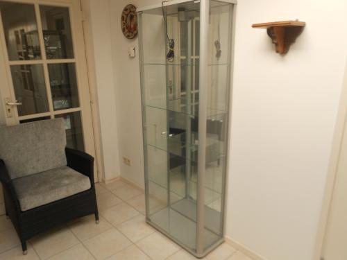 Vitrinekast met verlichting.