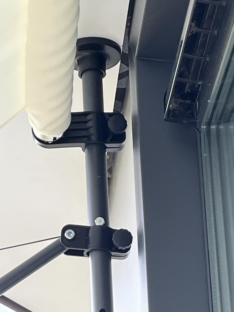 Te koop: 2 Klemluifels Tectake , snel te monteren zonder boren of schroeven