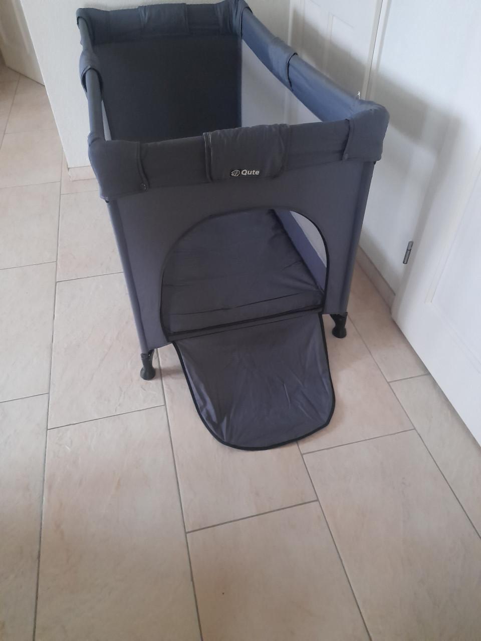 Cute  Campingbedje met uit kruip mogelijkheid (z.g.a.n.)