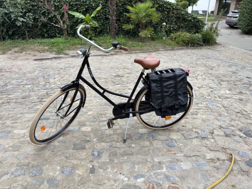 Zwarte oma fiets met zijtassen, framemaat 53cm (volwassen maat)