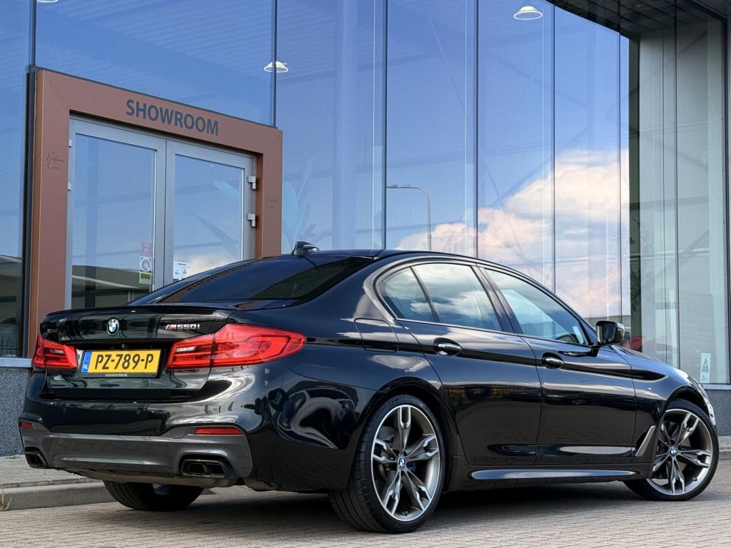 BMW 5 Serie m550i xdrive high executive | 4ws | soft-close | pano | b&w | m