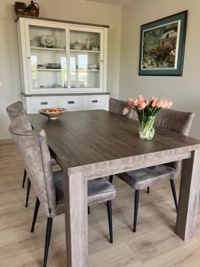 Kast, tafel met vier stoelen