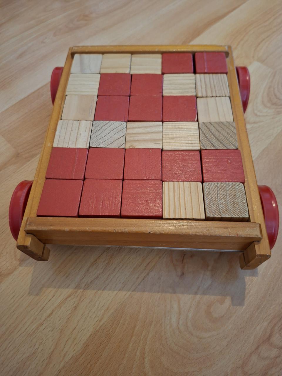 Houten blokkendoos met wieltjes