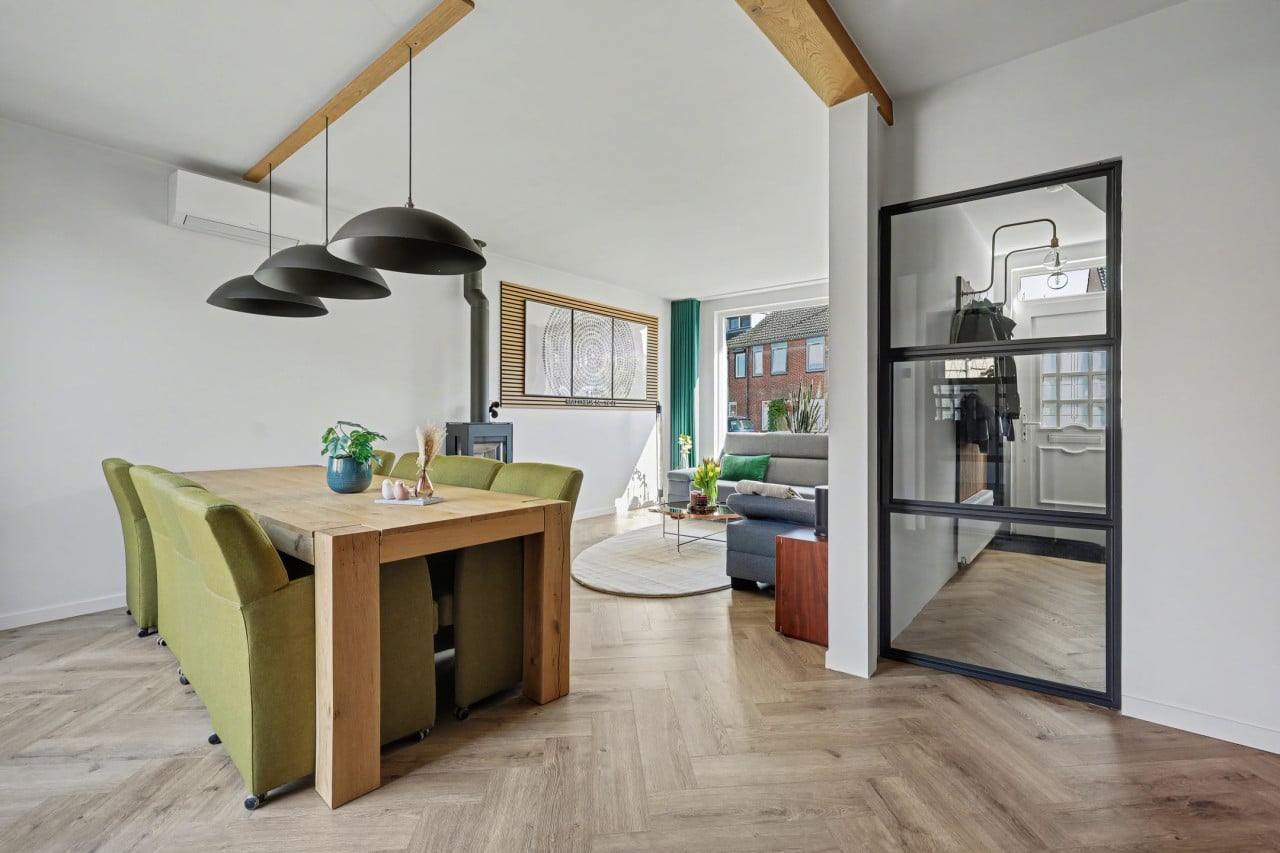 Eiken eetkamertafel met 8 stoelen